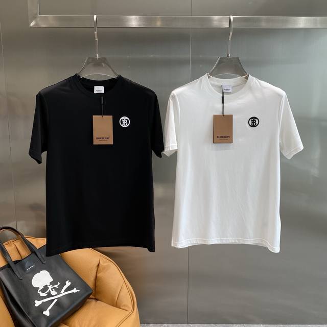 巴家 巴宝莉T恤经典又百搭，左胸处白色的品牌标志，简约又精致，瞬间提升了整件衣服的格调 面料柔软亲肤M-3Xl 隔天