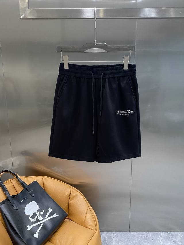 迪家 Dior短裤 纯黑色调超显酷帅，经典又百搭。裤身一侧精致的“Christian Dior”品牌字母刺绣，低调中尽显奢华，彰显独特品味 松紧腰搭配抽绳设计，