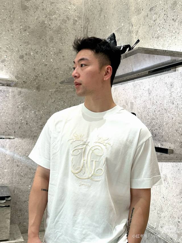Givenchy纪梵希2025春夏新款男士独角兽短袖T恤 独角兽灵感源自Hubert De Givenchy钟爱的动物之一，在品牌历史中占据特别地位其首先出现于