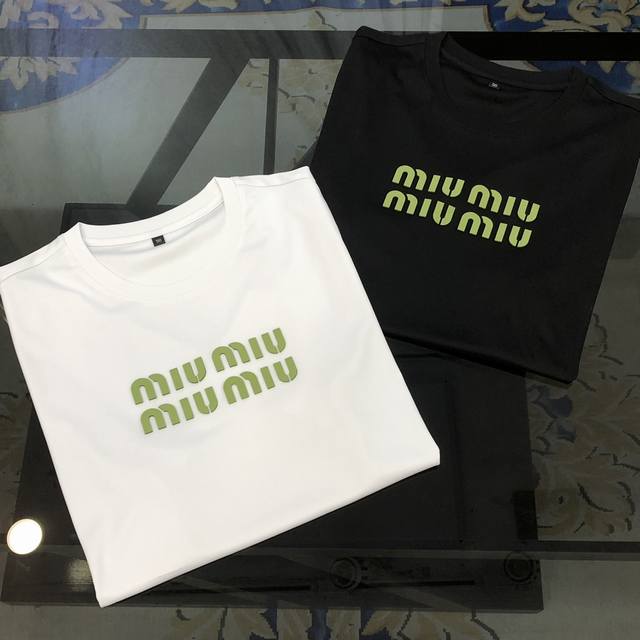Miumiu2025春夏新款原单男士圆领短袖T恤 高版本 渠道货 高端定制 时尚百搭 柜台同步售卖 烫印软胶字母Logo设计 客供定制进口精莫代尔棉桑蚕丝混纺面