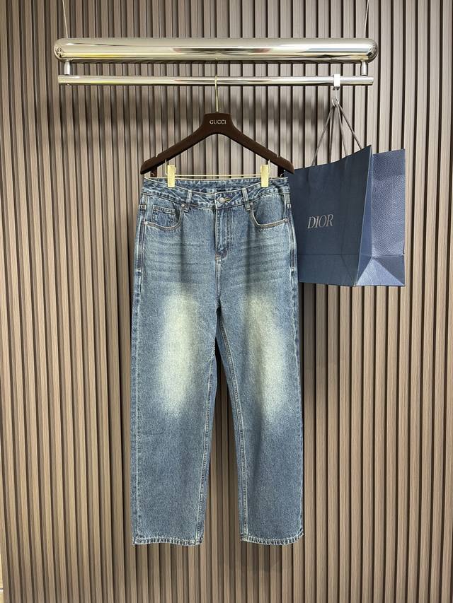 Bv 早春新款男款小直筒牛仔裤 特殊天丝混纺面料牛仔长裤 高端时尚休闲牛仔裤 简约时尚的三维裁剪，后腰饰有皮革编织工艺独特，厚度刚好满足春夏季节穿搭需求 轻薄具