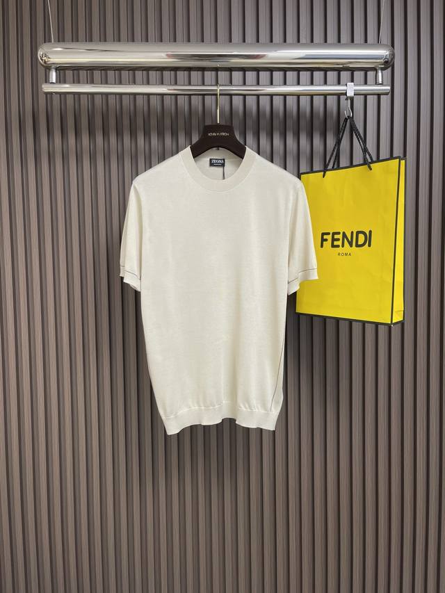 Zegna 2025Ss早春时装款男士短袖针织T恤，非常明星级的一款单品，颜值度极高，即大气又有内涵，细节感满满，充分体现了品牌低调且奢华的风格，整体的视觉充满