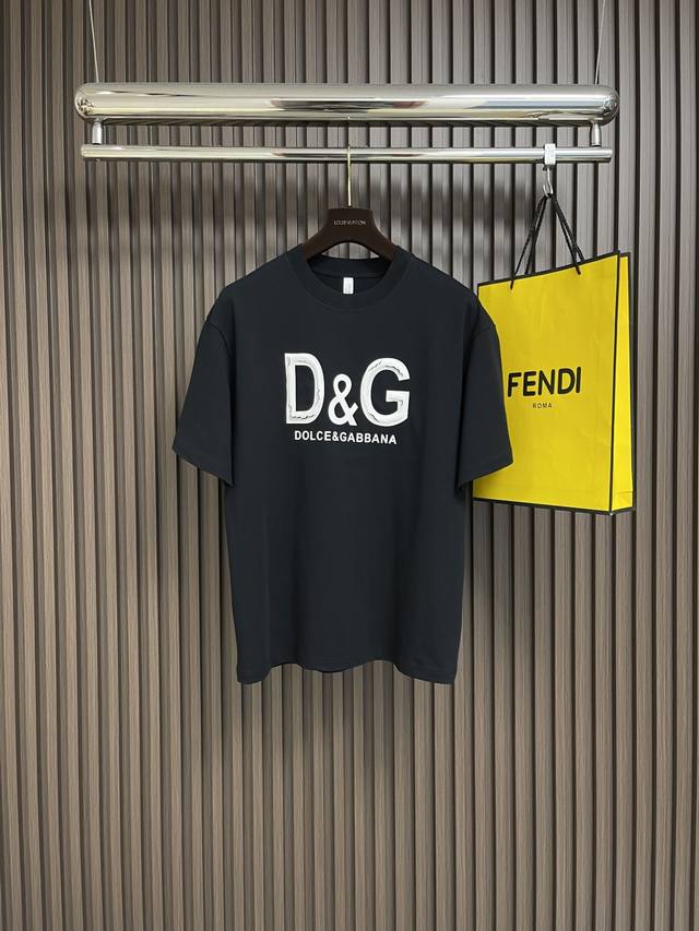 Dg 2025Ss 立体开裂字母Logo印花短袖T恤，精选进口原单精棉面料，原版定位设计更显奢华高贵风范，上身舒适大方上档次，手感非常顺滑柔软 尺码：M-Xxl