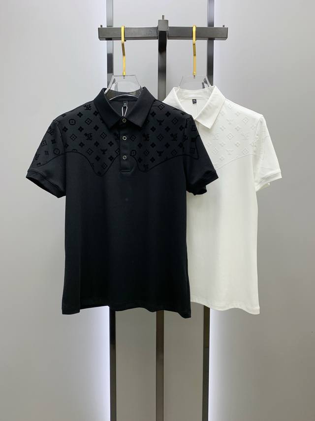 Lv25Ss新款春夏短袖翻领T恤polo，最高版本客供定制高端朱地面料简单时尚款，螺纹拼色螺纹配色超级好看！经典Logo简单大方的款式！满满的高级感，四季可穿。