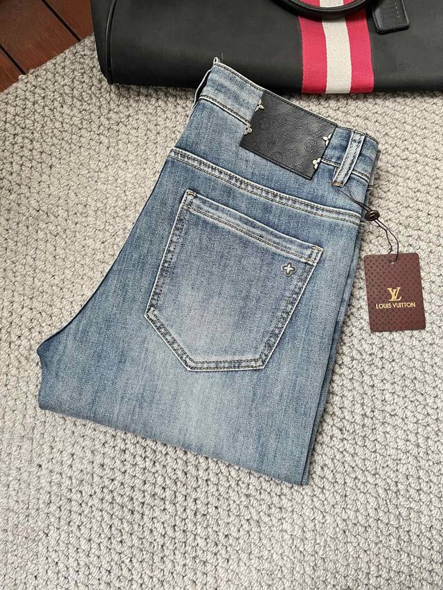 Lv 2025年春夏季最新品牛仔裤专柜热销款 品味与价值共享 身穿着非常舒适 低调不失奢华 穿出去非常有档次,裤型款式和裁剪亦无需多言 上身精致跃然.真正一等一