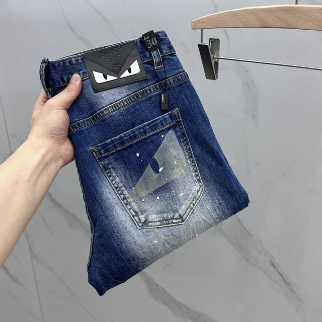 Fendi 芬迪 25S新季爆款牛仔裤 外贸原单 弹力舒适 颜值品相超高的一款牛仔裤 简约潮流感+旧感头层皮牌 奢华品质感细节处理满满到位 百搭颜色超喜欢 细节