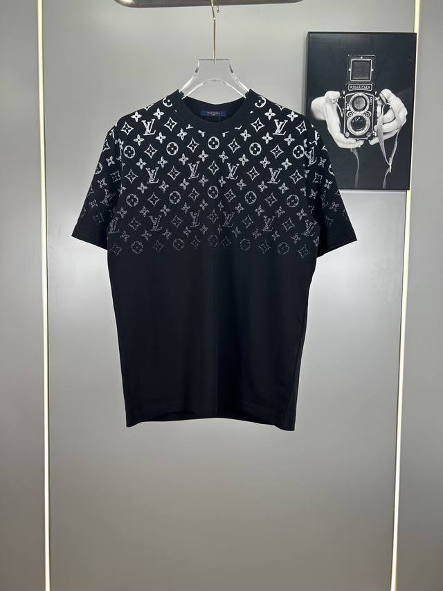 高端原版规格版本 路易威登 Lv 印花拼接小Logo字母短袖T恤 新款短袖 采用磨破水洗工艺 细节无法挑剔，极具档次感与奢华辨识度！三标齐全 版型属于休闲宽松小