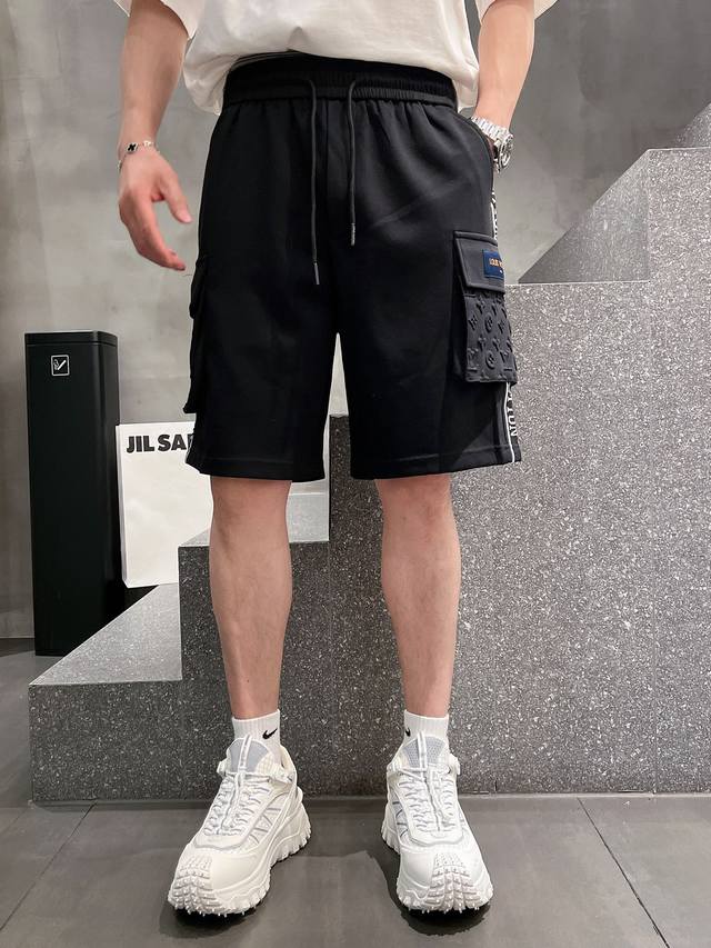 Lv 2025春夏新款男士休闲短裤 高端货简洁时尚大方 定制原版进口面料 简洁利落又清爽 品质做工细节经得起任何形式检验简约大方百搭款 上身优雅帅气，焕然一新的