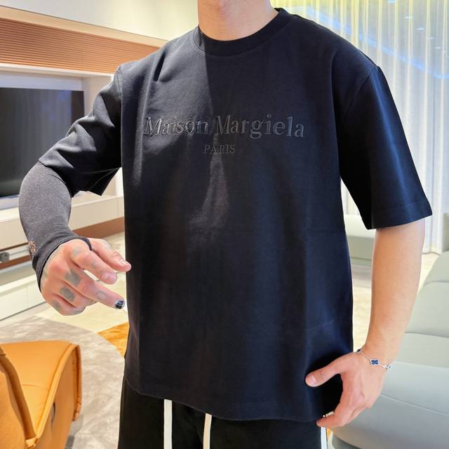 Mm6* 顶级货品2025春夏新款首发专柜最新款短袖圆领T恤 高端订制 设计前卫时尚！品牌Logo重工艺设计 高端定制260克面料.手感柔软.穿着舒适.专柜级别