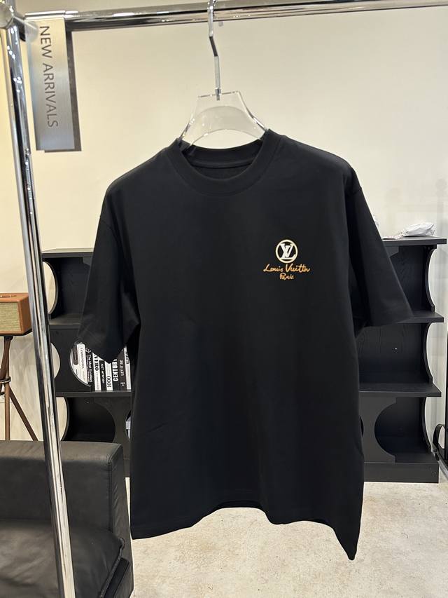 Lv 2025春夏新款首发专柜最新款短袖圆领T恤 高端订制 设计前卫时尚！品牌Logo设计 高端定制面料.手感柔软.穿着舒适.专柜级别精致车线.做工精细.上身效