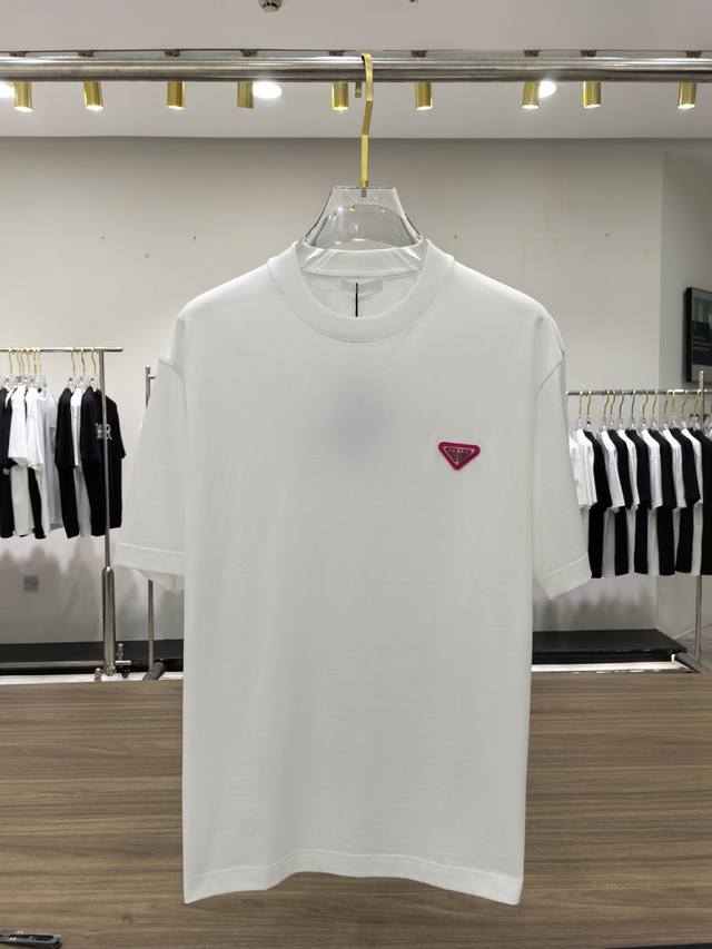 新品 prada 男士时装款圆领短袖T恤，贸易公司洋行货，高级限定款，25年春夏新品，明星级人气单品！ 客供埃及进口顶级面料，甄选尼罗河区域光照极好的上等棉花原