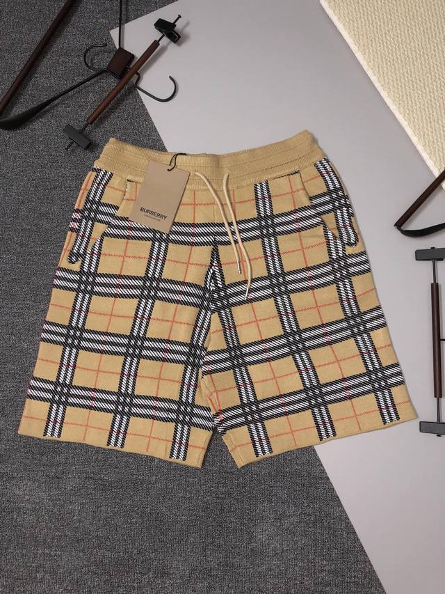 Burberry 巴宝莉 格子 经典款 2025Ss新款针织短裤，定制面料采用威化布织法，提花针织工艺，版型紧致立体，4杠拼接，定制裤绳五金质感强，顺滑，上身舒