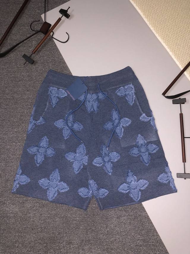 Louis Vuitton 路易威登 新款针织短裤。 定制面料采用威化布织法，提花针织工艺，版型紧致立体，直条纹拼接，定制裤绳五金质感强，顺滑，上身舒适透气，凹