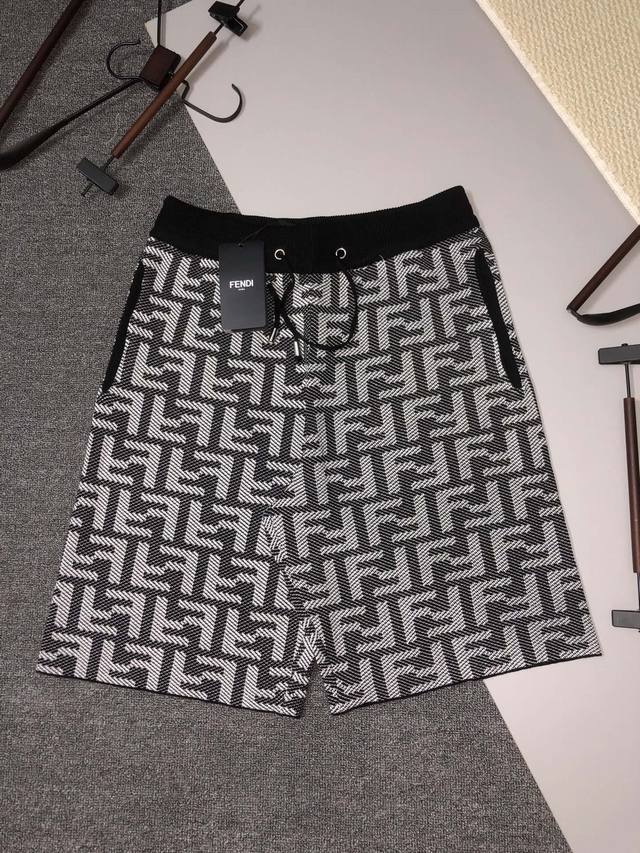 Fendi 芬迪 暗纹 黑白拼色 2025Ss新款针织短裤，定制面料采用威化布织法，提花针织工艺，版型紧致立体，定制裤绳五金质感强，顺滑，上身舒适透气，凹凸有型