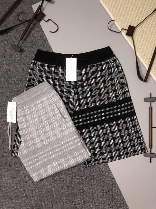 Thom Browne 2025Ss新款针织短裤，定制面料采用威化布织法，提花针织工艺，版型紧致立体，4杠拼接，定制裤绳五金质感强，顺滑，上身舒适透气，凹凸有型
