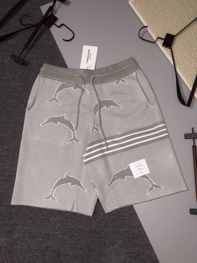 Thom Browne 2025Ss新款针织短裤，定制面料采用威化布织法，提花针织工艺，版型紧致立体，4杠拼接，定制裤绳五金质感强，顺滑，上身舒适透气，凹凸有型