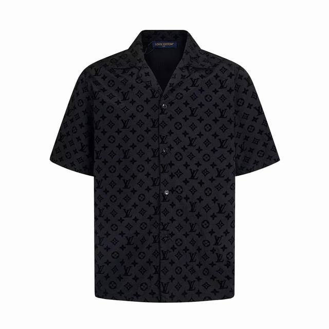 D 一套售 1V路易 25Ss新款桑蚕丝短裤短袖套装 以Monogram 提花呈现莹亮波纹质感，再为两侧裤腿点缀针织饰带，可与同款短袖马球衫共筑日夜皆宜的学院风
