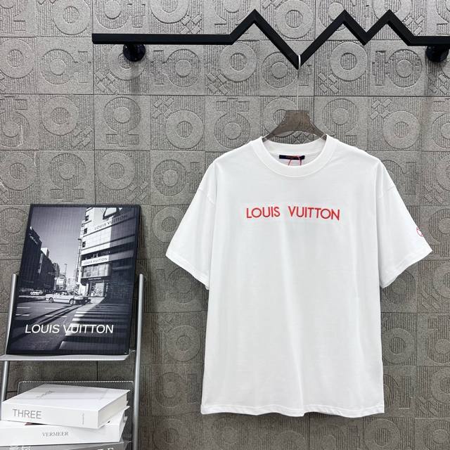 D Louis Vuitton 路易威登 橙色字母Logo刺绣 标识精致升级，灵感源自八十年代复古 原版面料 官方同款 短袖T恤 同缸染面料 手感非常舒服 最新