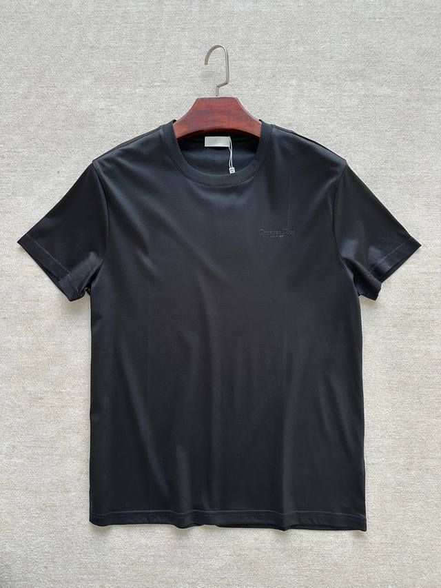新品 顶级洋行渠道货，2025春夏新款，纯正血统品质，高端王牌系列！高性能舒适面料！！Christian Di*R男士简约纯色休闲双面丝光圆领短袖T恤！品相与面