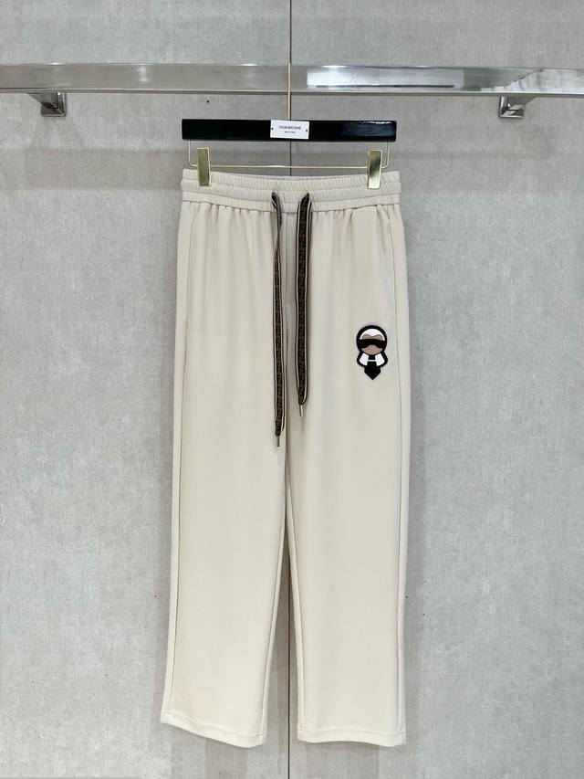 Fd# 2025 铜氨丝莫代尔空气层春夏休闲裤子 美学的焕新诠释,演绎浓郁的格调型时尚风范,细节感和设计感强悍.经典品牌标识做为色彩搭配,演绎经典的品牌时尚,为