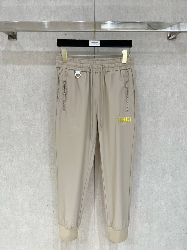 Fendi# 2025 天丝锦纶四面弹春夏休闲裤子 美学的焕新诠释,演绎浓郁的格调型时尚风范,细节感和设计感强悍.经典品牌标识做为色彩搭配,演绎经典的品牌时尚,