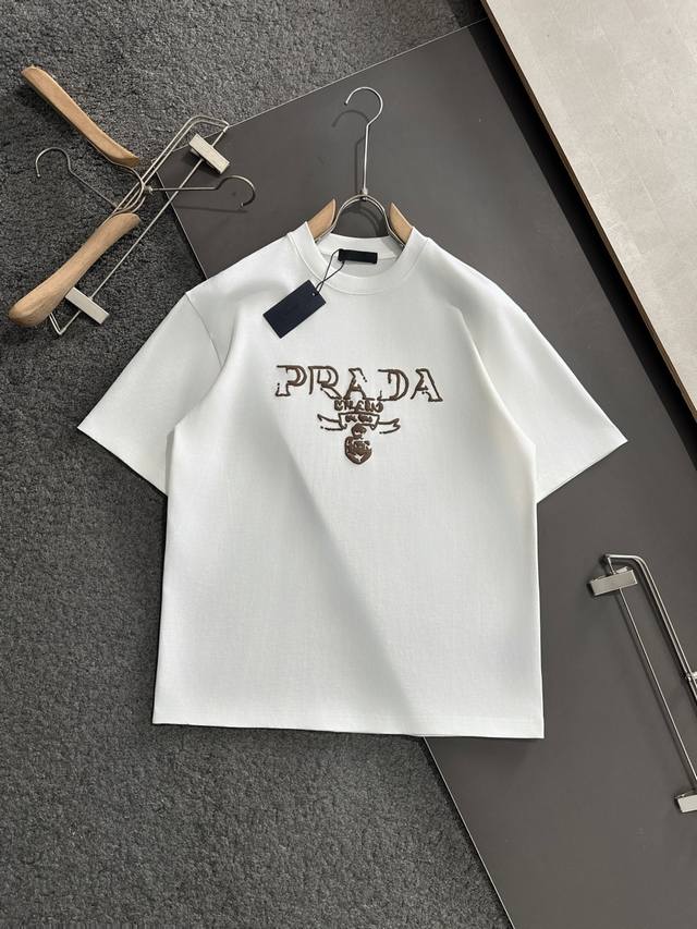 prad 2025Ss春夏最新款圆领时尚短袖T恤，官网同步，专柜纯棉面料！贴肤舒适，耐看又好穿，经典简约Logo设计，原厂工艺一丝不苟，型男必备单品 码数M-X