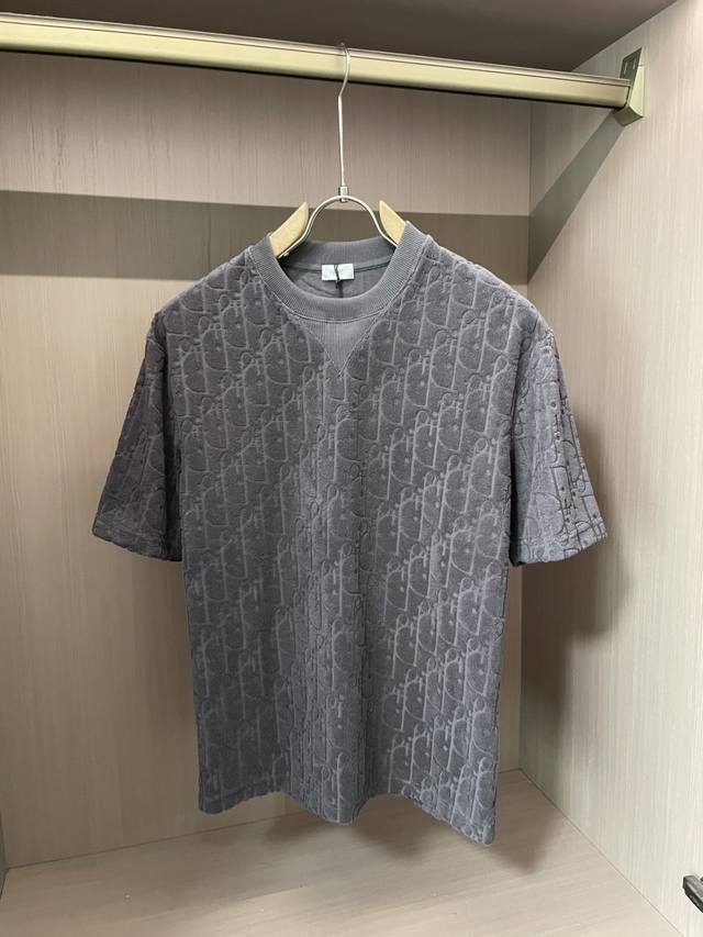 Dio2025春夏新品 将奢华与时尚完美融合。三色经典，灰色沉稳内敛，黑色神秘大气，白色纯净优雅。标志性的迪奥元素以精致提花工艺呈现，低调却尽显品牌格调。简约圆