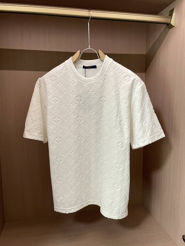 Louis Vuitto2025春夏新品 尽显奢华格调。三色可选，深色神秘深邃，白色纯净优雅，灰色低调沉稳。标志性图案满布衣身，经典元素巧妙融合时尚设计，呈现独