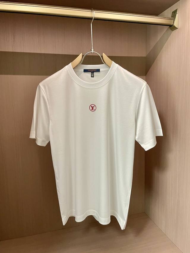 Lv 2025春夏经典Logot恤衫 100支丝柔棉男人的天花板 独家定织定染，丝柔棉抑菌王炸面料；采用新疆顶级长绒棉，100支高纱支纱线，意大利进口织布机，高