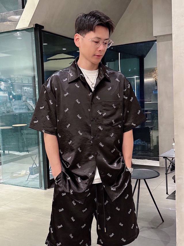 裤子 衣服 D家新款休闲裤！品牌经典Logo，定制高品质280克醋酸面料套装。高支高密，面料很厚实的，做了防勾丝处理，手感跟真丝一样舒适度极好，手触感：烈。辦识