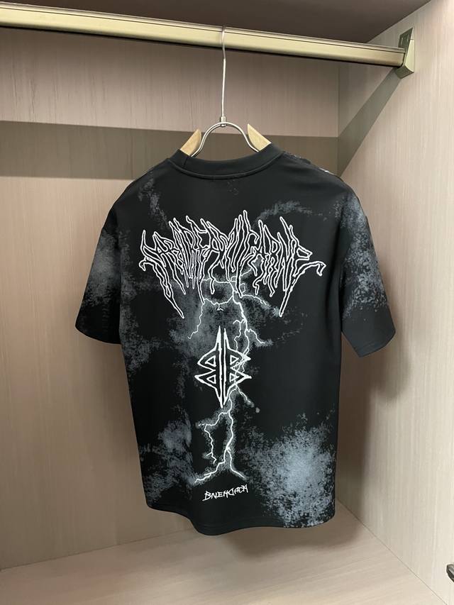 巴黎世家 25Ss夏季新款手绘短袖T恤！专柜同步，每一件都是纯手工画制而成.独特的Logo 个性艺术系列全网独家首发 百搭款细节处理完美240克纯棉面料十分精致