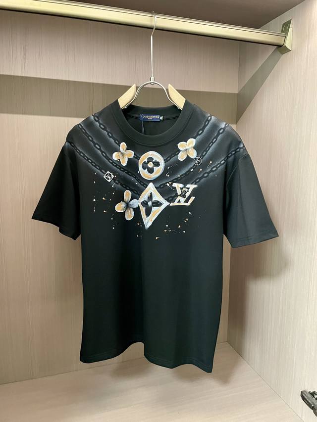 Lv 25Ss夏季新款手绘短袖T恤！专柜同步，每一件都是纯手工画制而成.独特的Logo 个性艺术系列全网独家首发 百搭款细节处理完美240克纯棉面料十分精致 原