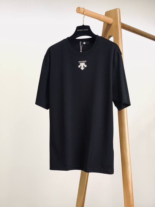Descente 迪桑特 2025Ss春夏新品 休闲套头短袖，前幅烫金标识，辨识度极高，完美的符合 最新系列风格的时尚理念，体验最新风情！！甄选高支纯棉面料，上