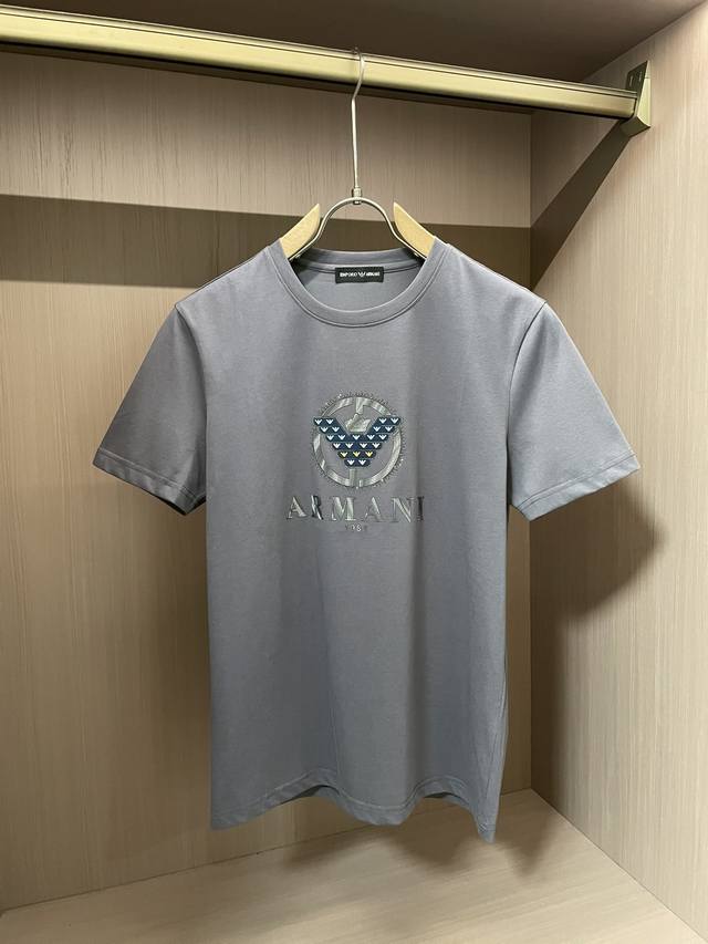 阿玛尼 2025春夏新品 经典百搭款 圆领短袖T恤 每年必出的单品！简单大方设计 干净利落剪裁 采用进口顶级丝光面料 柔软细腻 男人的衣柜都少不了基础 随时随地