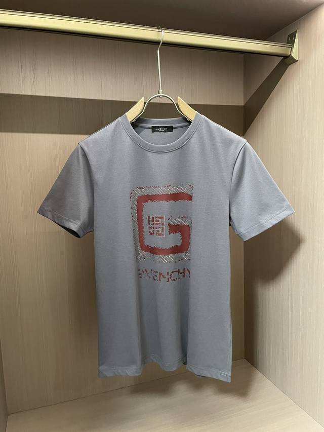 纪梵希 2025春夏新品 经典百搭款 圆领短袖T恤 每年必出的单品！简单大方设计 干净利落剪裁 采用进口顶级丝光面料 柔软细腻 男人的衣柜都少不了基础 随时随地