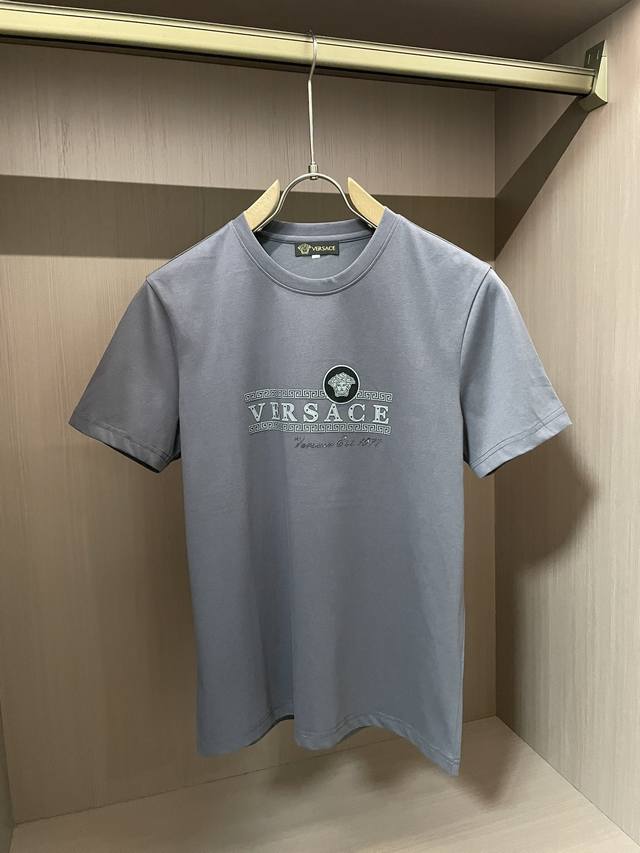 范思哲 2025春夏新品 经典百搭款 圆领短袖T恤 每年必出的单品！简单大方设计 干净利落剪裁 采用进口顶级丝光面料 柔软细腻 男人的衣柜都少不了基础 随时随地