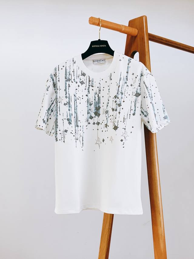 Givenchy 纪梵希 2025Ss春夏新品 时尚界的新宠儿！尽显奢华品质。甄选优质面料打造，奢华与时尚的完美结合，以其精湛的工艺和独特的设计理念闻名于世，这