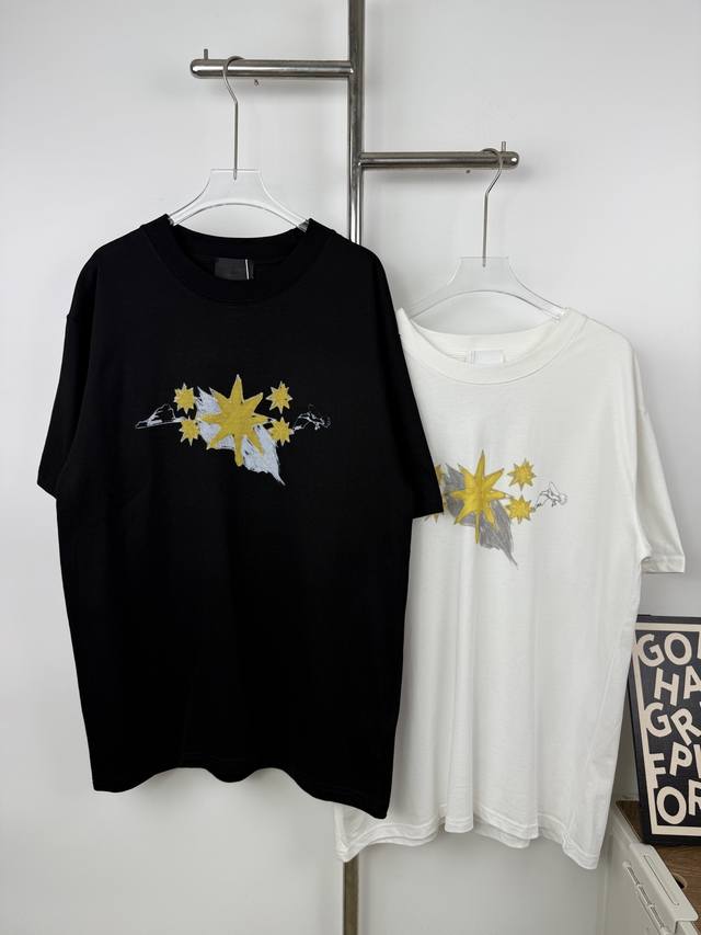 款号X42 Givenchy 纪梵希图案印花圆领短袖 定制面料洗水后280克重双纱100%精梳全棉面料 印花工艺，螺纹定织定染无色差 出入专柜无压力，通肩拉条工