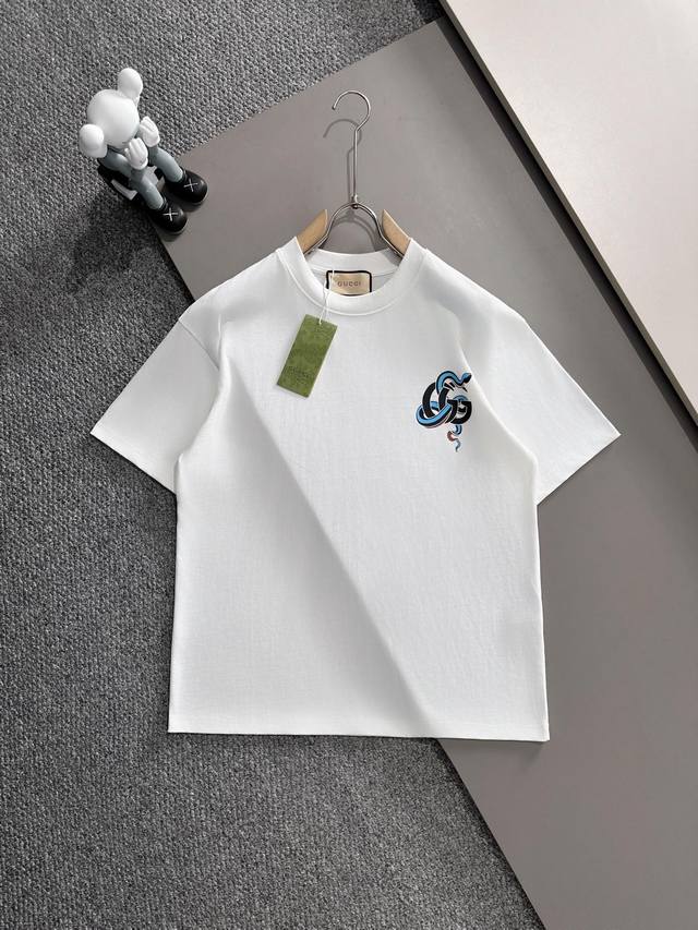 Gucci古驰* 2025春夏款上新 原高版本 古驰 年限定 面料采用270克高密度纯棉 不变形 不缩水 工艺介绍：双线走位 前幅采用彩色立体印花 颜色：白色