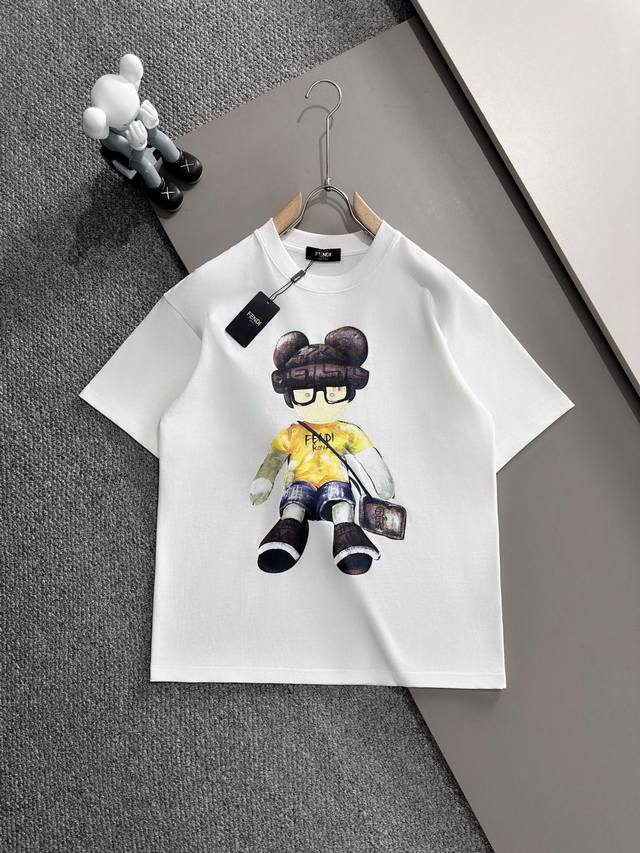 Fendi 芬迪 双Ff 2025春夏款上新 原高版本 Fendi 芬迪胸前彩色大Logo 面料采用270克高密度纯棉 不变形 不缩水 工艺介绍：双线走位 胸前