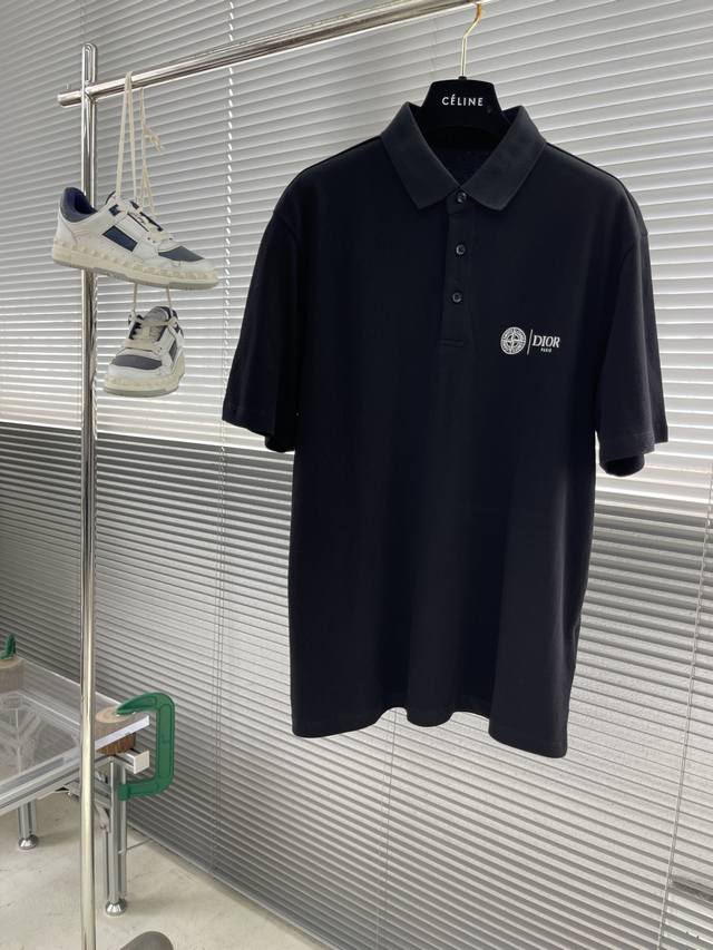 Dio 2025春夏翻领polo 系列 尺码: M-4Xl 版型：微阔版型 克重：220克重 成份：100%棉 珠地莫代尔 工艺：图案刺绣工艺 后幅烧花设计