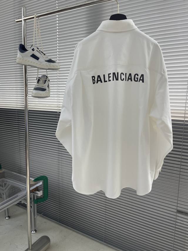 Balenciag 印花衬衫外套 定制经典双面厚款长绒棉巴黎衬衫料 做到双面不同纹理和原版一致 质感肉眼可见 上身立体有型 贴身舒适柔软 前幅饰以同质化Clea