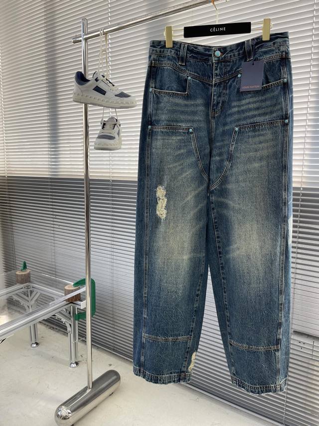 驴牌 绿松石牛仔裤 定制蓝爵密织棉韵 温润如棉 舒适贴肤 前后以西部风格育克 演绎 秋冬时装秀传递的美国西部精神 与后袋的1V Saddle 皮革贴饰相互映衬