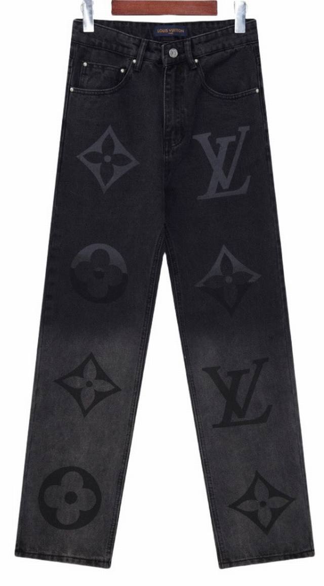 上新！路易威登Lv 24Fw顶级品质 ， 原版 品质，款号V011 采用Denim平织斜纹牛仔布，吸汗透气，穿着自在不紧绷，亲肤感拉满。梭织与水洗工艺结合，做旧