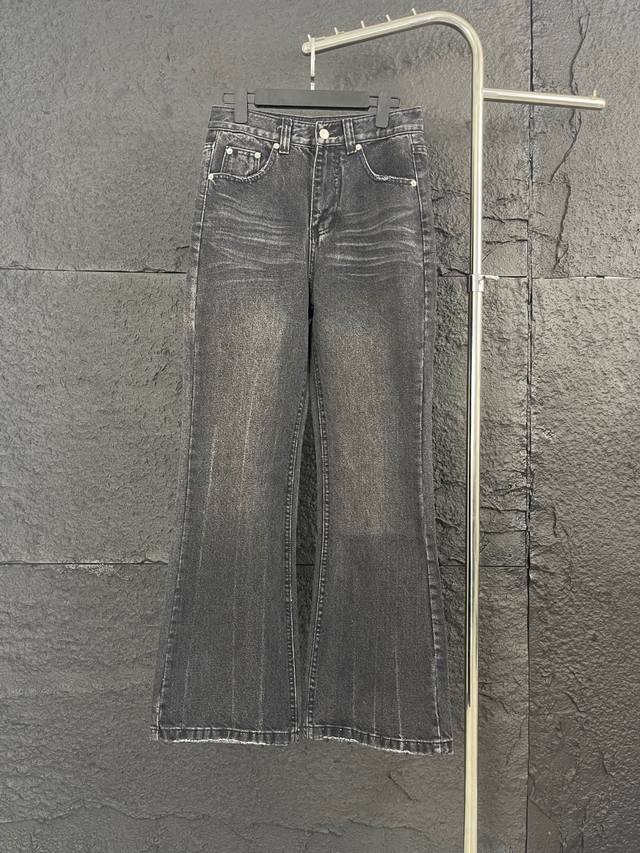 巴黎世家24Fw微喇牛仔裤 元 顶级品质 款号：Bv056 款式：24Fw三线纹路水洗黑做旧微喇牛仔裤 工艺：重度水洗，细节丰富，经多次打样。右后口袋开模压印品