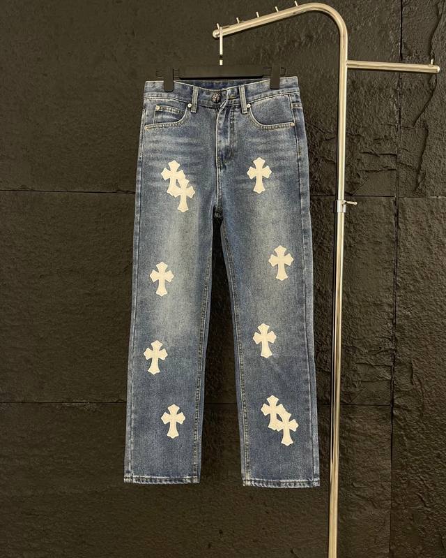 款号：K051 上新！Chrome Heart克罗心十字架拼皮牛仔裤，潮人必备单品来袭。 运用顶级重工洗水工艺，让每一处纹理都散发着复古韵味，上身质感十足。小牛