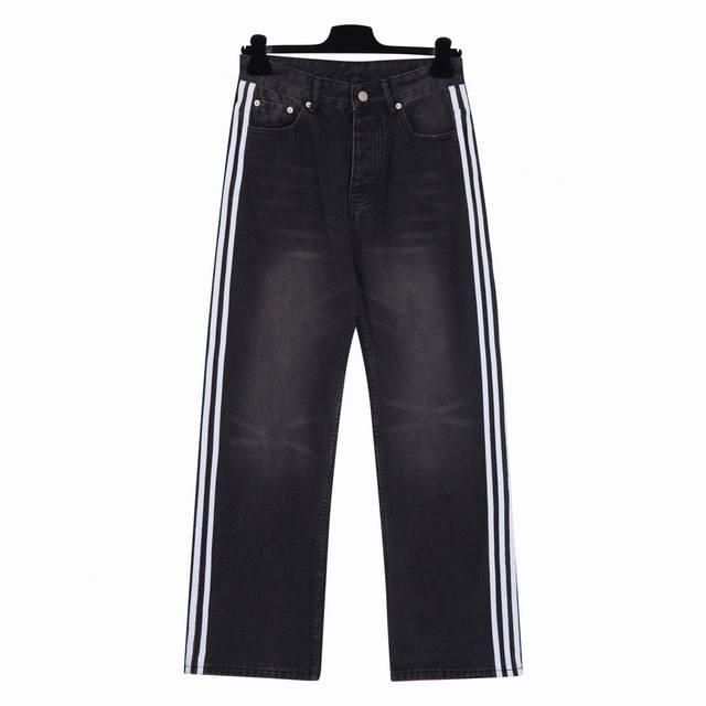 元，高端 款号Bv012，黑 这款Balenciaga X Adidas巴黎联名款三杠水洗牛仔裤，可是众多网红明星纷纷上身推荐的爆款神裤。定制14安斯100%纯