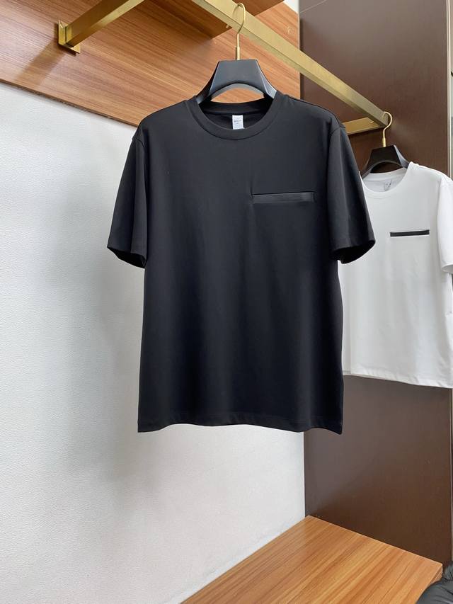 布鲁提 2025Ss春夏新品，采用丝光棉面料，布料经过洗水处理，手感更柔软，堪称完美，质感非常强，顶级经典图案点缀标志性品牌标识，彰显品牌格调，质感柔软，简约而