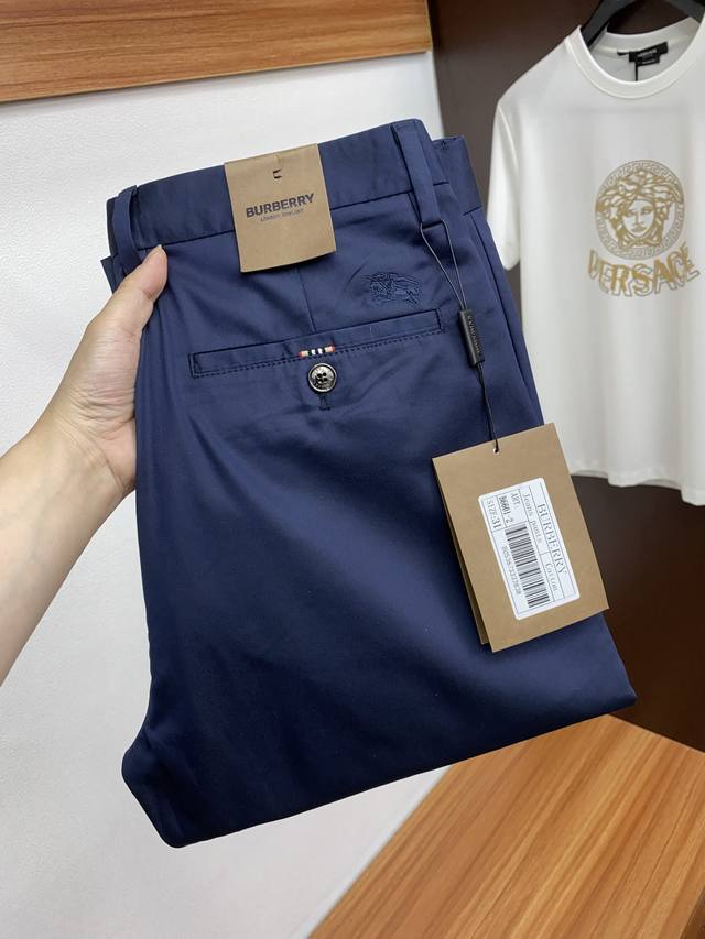 巴宝莉 2025新款 官网同步发售休闲西裤，进口定制高端面料，面料柔软舒适，胶标彰显了品牌特质，采用顶级Logo五金配置，细节无可挑剔，上身效果超棒，完美兼具商