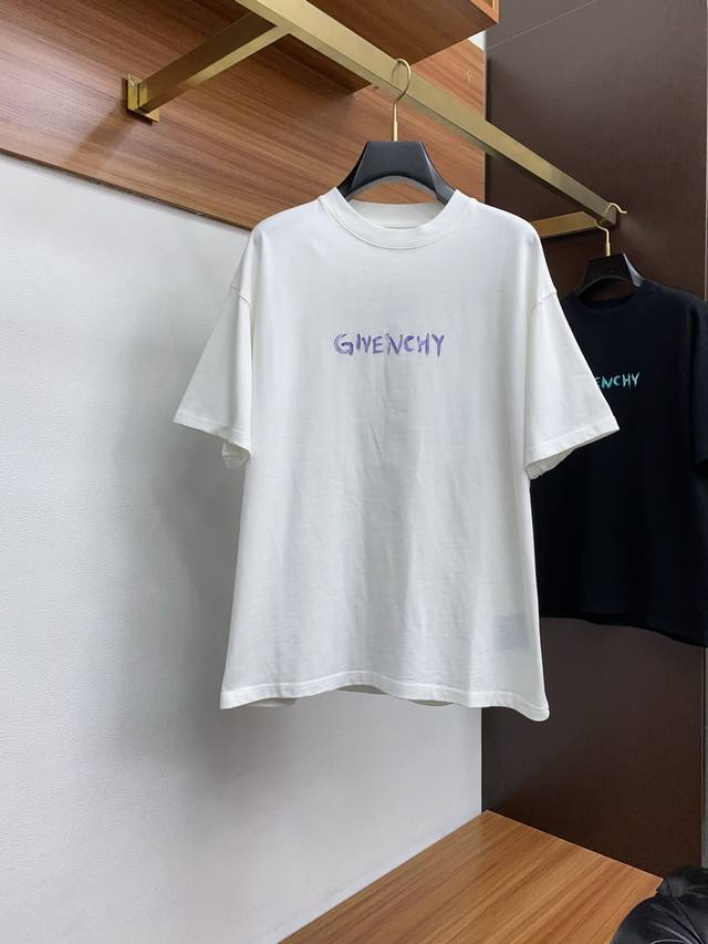 纪梵希 Xs-L 阔版 2025春夏Aw新品，时尚休闲圆领短袖T恤，专柜同步有售，原单狠货，进口原版面料，手绘工艺极度复杂，视觉相当雅致时髦，高贵而优雅，从主体